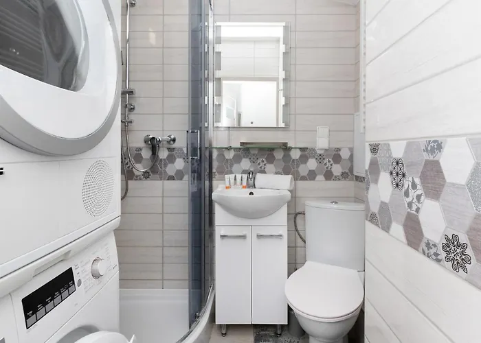 Family With Balcony In By Renters غدينيا