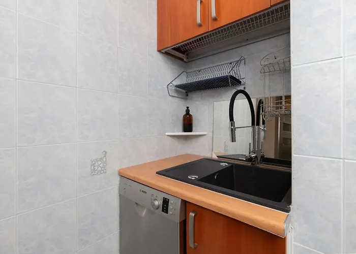 Family With Balcony In By Renters شقة غدينيا