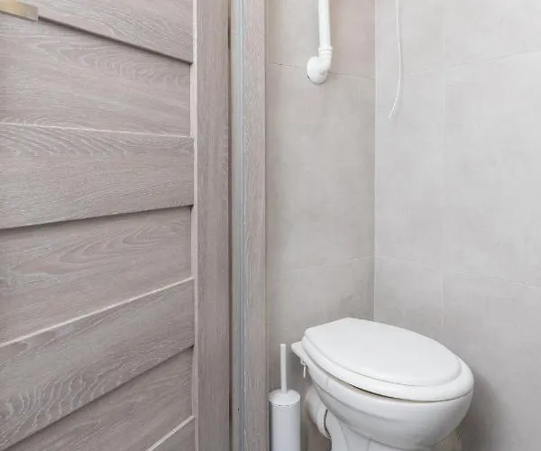 Family With Balcony In By Renters غدينيا